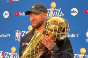 Ο Νεϊμάρ στηρίζει Τζίμι Μπάτλερ στο game 3 των τελικών του NBA!