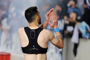 Για να βγάλει τη φανέλα του Απόλλωνα ο Πίττας...