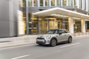 Ετοιμοπαράδοτα MINI Electric στις εκθέσεις του Ομίλου Πηλακούτα