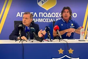 Τέσσερις προπονητές/ΑΠΟΕΛ