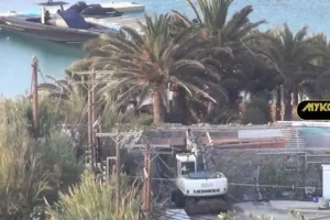Μπουλντόζες κατεδαφίζουν τα αυθαίρετα του Nammos στη Μύκονο (βίντεο)