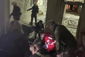 Κίεβο: Τρεις νεκροί, ανάμεσά τους ένα παιδί, από ρωσικό βομβαρδισμό
