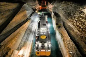Η διώρυγα της Κορίνθου άνοιξε ξανά μετά από καιρό