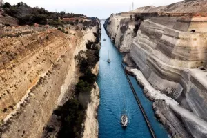 Η διώρυγα της Κορίνθου άνοιξε ξανά μετά από καιρό