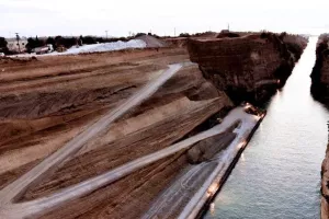 Η διώρυγα της Κορίνθου άνοιξε ξανά μετά από καιρό