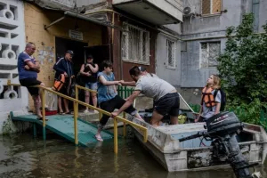 Tρεις νεκροί, χιλιάδες εκτοπισμένοι στην πλημμυρισμένη Χερσώνα - Νάρκες «κολυμπούν» στα νερά