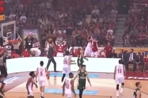Το χιουμοριστικό ποστ του Ολυμπιακού για το σουτ του Βεζένκοβ από τον πάγκο (βίντεο)