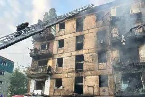 Έξι νεκροί από ρωσικό πλήγμα σε πολυκατοικία
