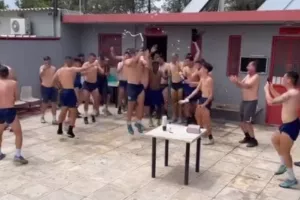 Οι πρωταθλητές με σαμπάνιες και Freed from Desire/Μαζί με δύο Κύπριους