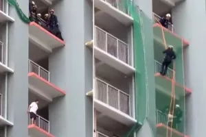 Viral επιχείρηση διάσωσης 74χρονης μέσα σε λίγα δευτερόλεπτα!