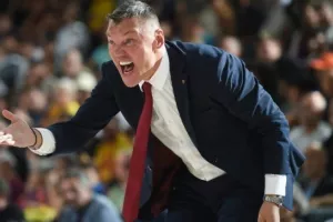 Ξέσπασε ο Σάρας για τη ρατσιστική επίθεση οπαδών της Ρεάλ: «Ακούω για τον Βινίσιους, τώρα μιλάμε εμείς»!