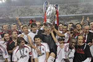 Όταν ο Μπερλουσκόνι σήκωσε το τρόπαιο του Champions League στο ΟΑΚΑ το 2007