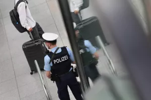  27χρονη γδύθηκε σε αεροσκάφος και δάγκωσε αστυνομικό