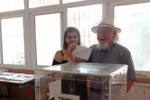Ετών 99 στις κάλπες