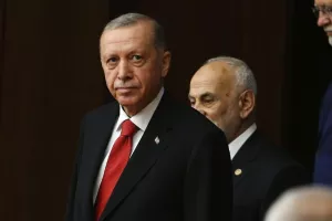 Τουρκία: Στη φυλακή 16χρονος επειδή ζωγράφισε «χιτλερικό» μουστάκι σε αφίσα του Ερντογάν