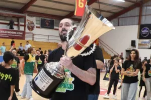 Ο αρχηγός δεν πάει πουθενά!