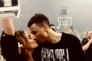 Ο εκπληκτικός τρόπος που έμαθε μέσα το παρκέ ότι θα γίνει μπαμπάς