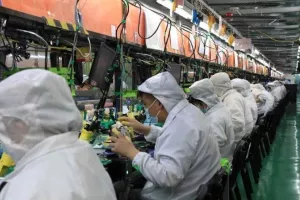 Στα κόκκινα η παραγωγή των iPhone 15, τα εργοστάσια συναρμολόγησης προσλαμβάνουν κατά κύματα