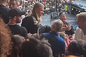 Ο Χάλαντ πήγε στο "Σαν Σίρο" για τη συναυλία των Coldplay