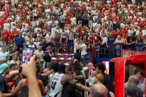 Ο Ντάνιελ Χάκετ προσπάθησε να ανέβει στην εξέδρα μετά το Αρμάνι - Βίρτους