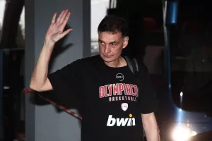 Ολυμπιακός: Με ευχές στον Μπαρτζώκα η άφιξη στο ΣΕΦ για το Game 3 με τον Παναθηναϊκό