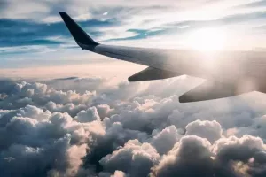 Πανικός σε πτήση από Παρίσι με προορισμό την Αθήνα: Επιβάτης έσπρωχνε και πετούσε φαγητά