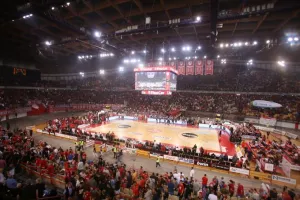 Το Στάδιο Ειρήνης και Φιλίας γίνεται… κόκκινο