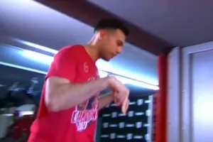 Το νεύμα του Σλούκα, το "εγώ, εδώ" που έκανε στους συμπαίκτες του πριν βγει στο ΣΕΦ