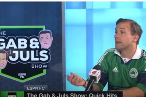 Γάλλος δημοσιογράφος βγήκε σε εκπομπή του ESPN με ρετρό φανέλα Παναθηναϊκού!