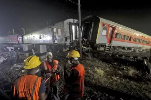 Ινδία: Στους 288 οι νεκροί από το σιδηροδρομικό δυστύχημα