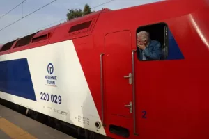 Τρένο με 400 επιβάτες «έμεινε» σε σήραγγα ανάμεσα σε Λαμία και Βόλο