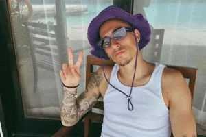 Το «καλό μήνα» του Τσιμίκα από τις Μαλδίβες με άκρως καλοκαιρινό στιλ