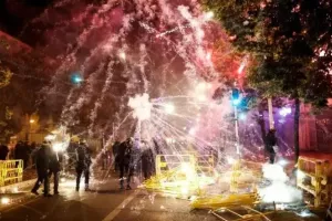 Γαλλία: Νύχτα κόλασης μετά τη δολοφονία του 17χρονου από αστυνομικό-150 συλλήψεις