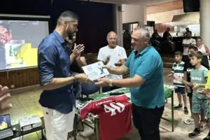 Το μήνυμα στην πλακέτα και η "απάντηση" του Φαμπιάνο (φώτο)
