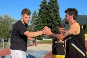 Ο NBAer Vezenkov στο φιλικό του ΑΠΟΕΛ (φώτος)