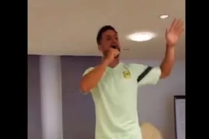 Πήραν μικρόφωνο και... το έκαναν X-Factor στην ΑΕΚ (βίντεο)