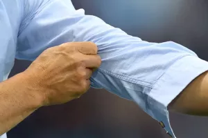 Σηκώνει... μανίκια