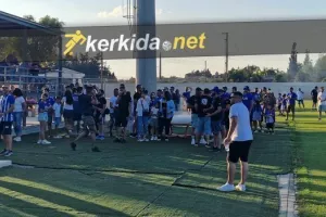 Μπήκαν και στο γήπεδο!