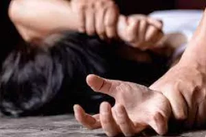 Μύκονος: 22χρονη κατήγγειλε ότι τη βίασαν και της έκλεψαν κοσμήματα αξίας 5.000 ευρώ σε πάρκινγκ
