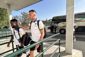 (Φώτος) Στην Περιστερώνα η αποστολή του ΑΠΟΕΛ 