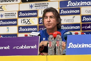 Σα Πίντο: "Θέλω να πω στον κόσμο, μην σταματήσετε λεπτό να φωνάζετε, μεγάλη επιθυμία η πρόκριση" 