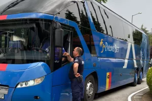 Η κοινή αναχώρηση ΑΠΟΕΛ και Λέφσκι μέσα σε βροχή! (βίντεο/φώτος)