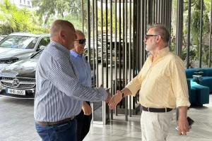 Χειραψίες, χαμόγελα... Πρόδρομου Πετρίδη και Άντρου Καραπατάκη (φώτος)