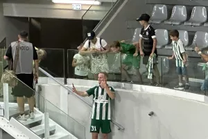 "Ενα" με τον κόσμο ο Μπρόρσον: Πήρε τα κινητά και έβγαζε σέλφι! (φώτος)