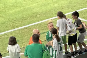 "Ενα" με τον κόσμο ο Μπρόρσον: Πήρε τα κινητά και έβγαζε σέλφι! (φώτος)