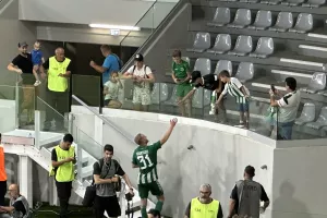 "Ενα" με τον κόσμο ο Μπρόρσον: Πήρε τα κινητά και έβγαζε σέλφι! (φώτος)