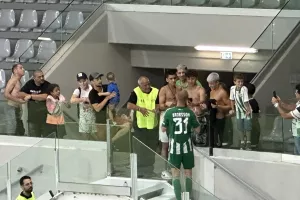"Ενα" με τον κόσμο ο Μπρόρσον: Πήρε τα κινητά και έβγαζε σέλφι! (φώτος)