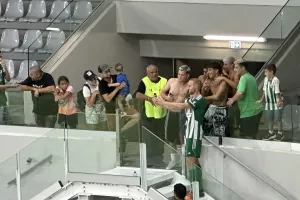 "Ενα" με τον κόσμο ο Μπρόρσον: Πήρε τα κινητά και έβγαζε σέλφι! (φώτος)