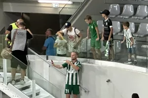 "Ενα" με τον κόσμο ο Μπρόρσον: Πήρε τα κινητά και έβγαζε σέλφι! (φώτος)
