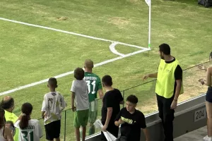 "Ενα" με τον κόσμο ο Μπρόρσον: Πήρε τα κινητά και έβγαζε σέλφι! (φώτος)